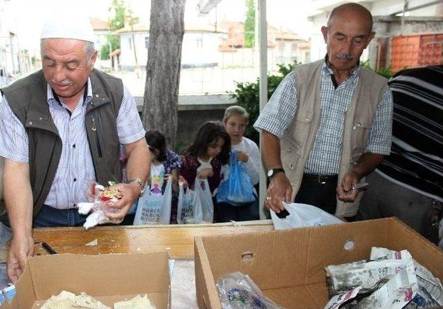 Cami Önü Geleneği Asırlardır Yaşatılıyor