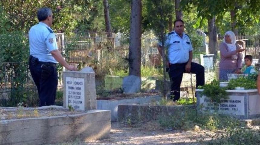 Yeni Kazılmış Bebek Mezarından Kuran-I Kerim Sayfaları &Ccedil;ıktı