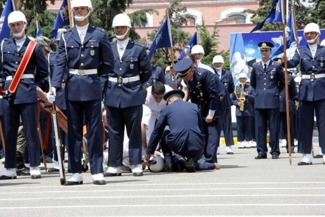 Askeri Lisenin Mezuniyet T&ouml;reninde Sıcak Havaya Dayanamayan &Ouml;ğrenci Bayıldı