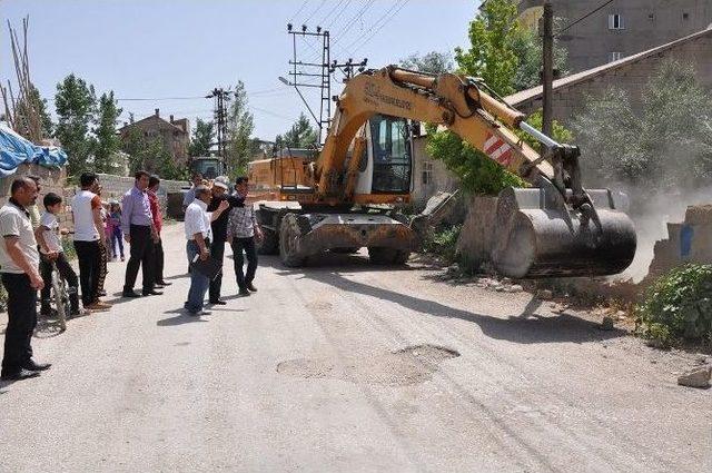 Y&uuml;ksekova&rsquo;da Yol &Ccedil;alışmaları S&uuml;r&uuml;yor 1