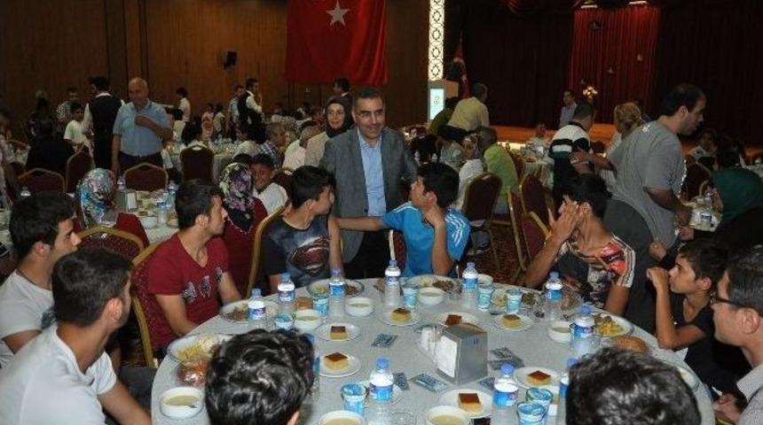 &Ouml;ks&uuml;z Ve Yetimler Başkan &Ccedil;elikcan&rsquo;ın Misafiri Oldular