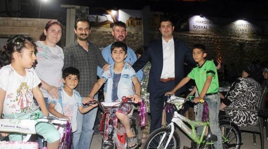 Her Yetim &Ccedil;ocuğa Bir Bisiklet