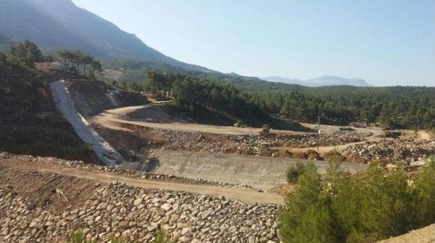 Manavgat Yeşilbağ Göleti’nde Çalışmalar Devam Ediyor