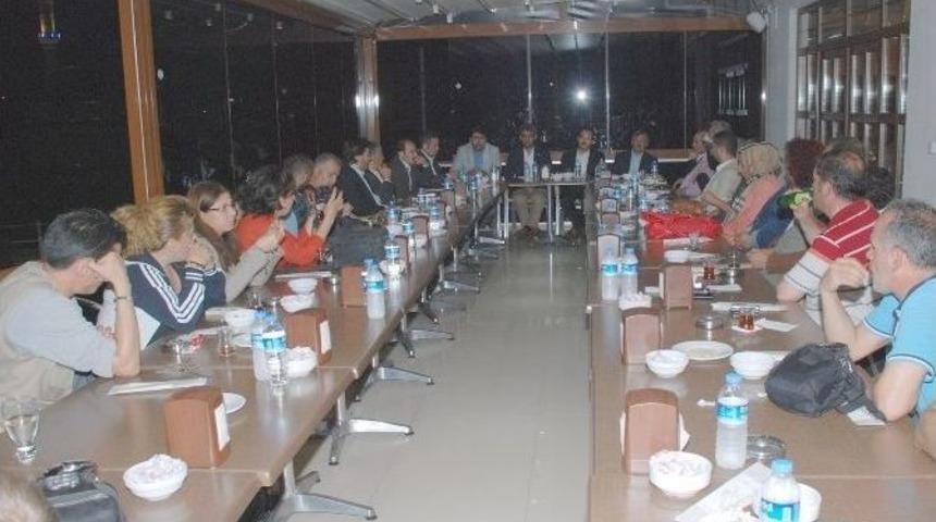 Ak Parti Uşak İl Teşkilatı, Sahura Kadar Basınla Toplantı Yaptı