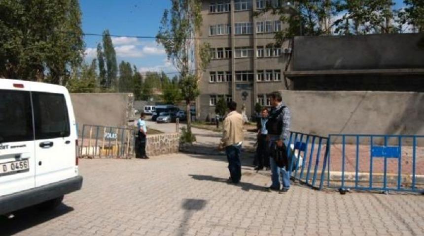 Pkk Adına S&ouml;zde Mahkeme Kuran 6 Kişi G&ouml;zaltına Alındı