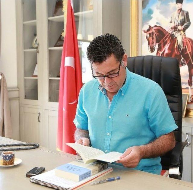 Başkan Kocadon’dan İlham Aldı, İki Kitap Yazdı