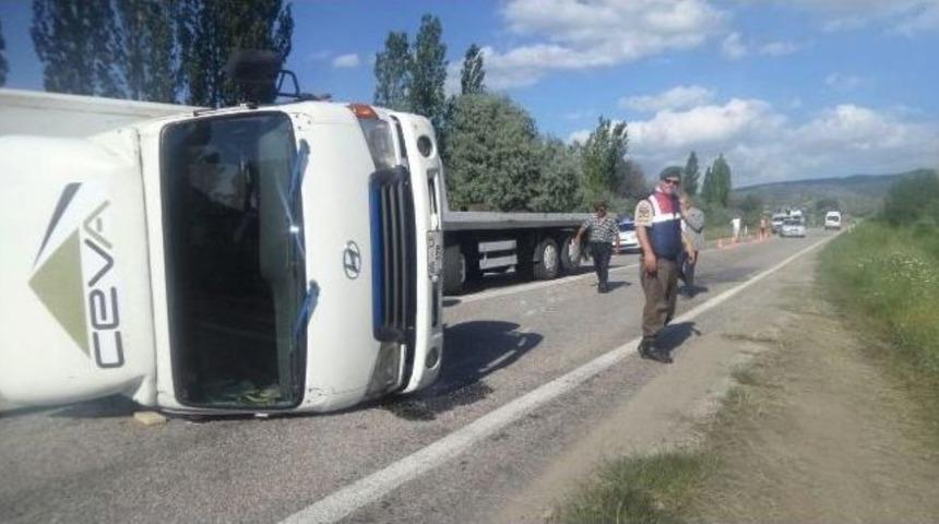 Kontrolden &Ccedil;ıkan Kamyonet Devrildi: 2 Yaralı
