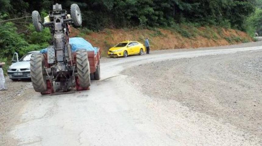 Trakt&ouml;r Şaha Kalktı S&uuml;r&uuml;c&uuml;n&uuml;n Kulağı Koptu