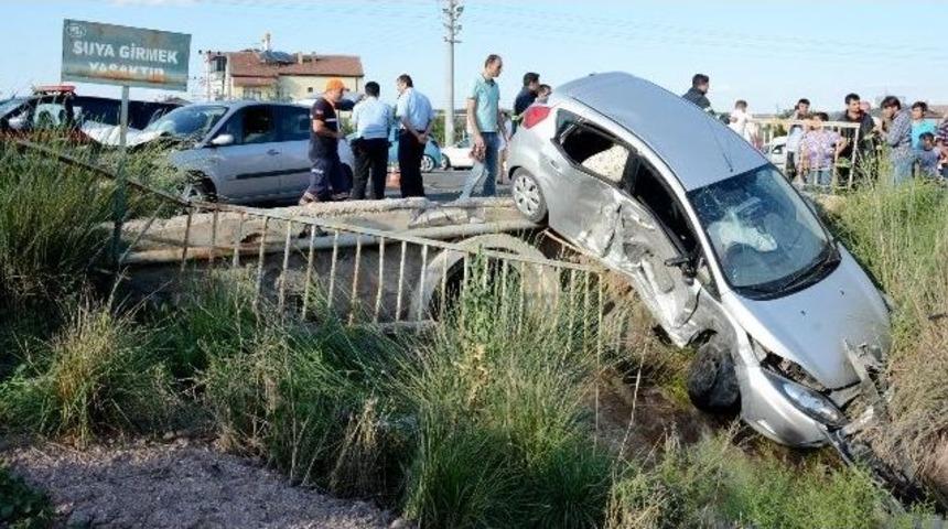 Otomobil Sulama Kanalına D&uuml;şt&uuml;: 7 Yaralı