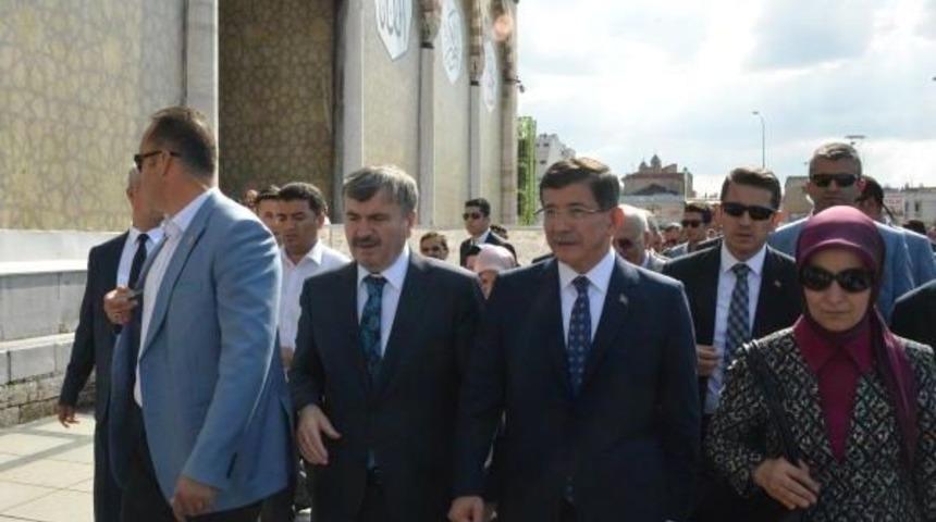 Davutoğlu: Kelebekler, Bize Tezekk&uuml;r&uuml;, Tefekk&uuml;r&uuml; &Ouml;ğretir