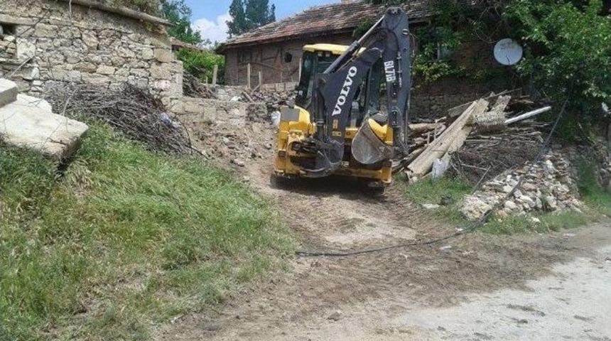 Telefon Hatları Ayaklar Altında