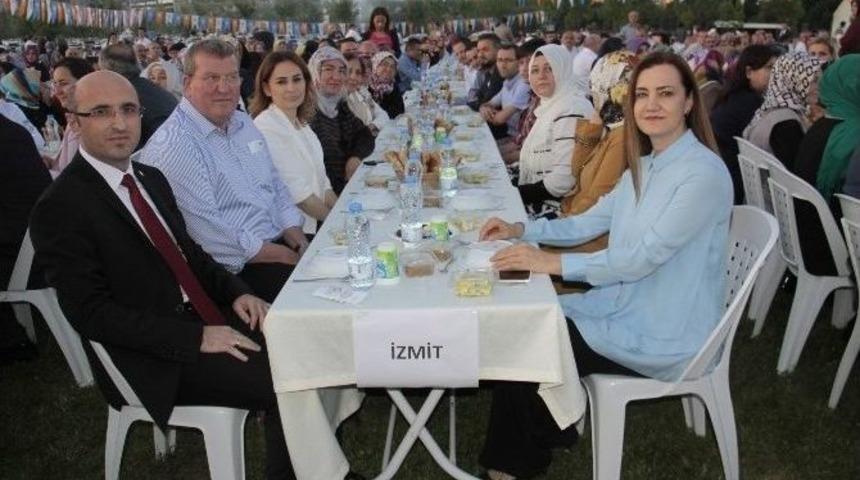 Bakan Işık, Ak Parti Kocaeli İl Başkanlığının İftarına Katıldı