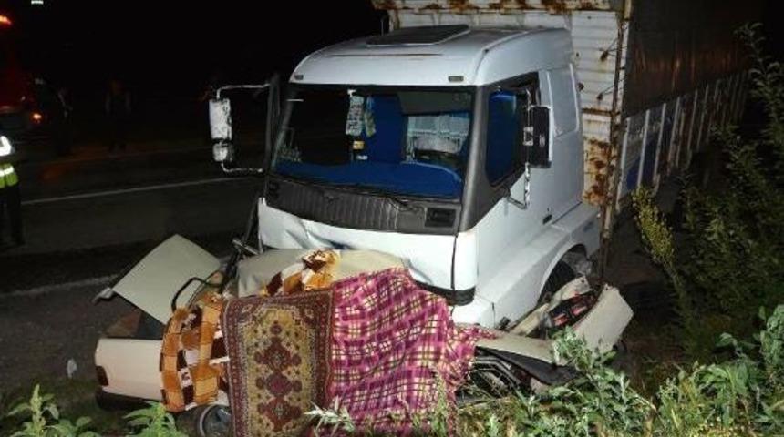 Kamyon Otomobili Altına Alıp S&uuml;r&uuml;kledi: 5 &Ouml;l&uuml;