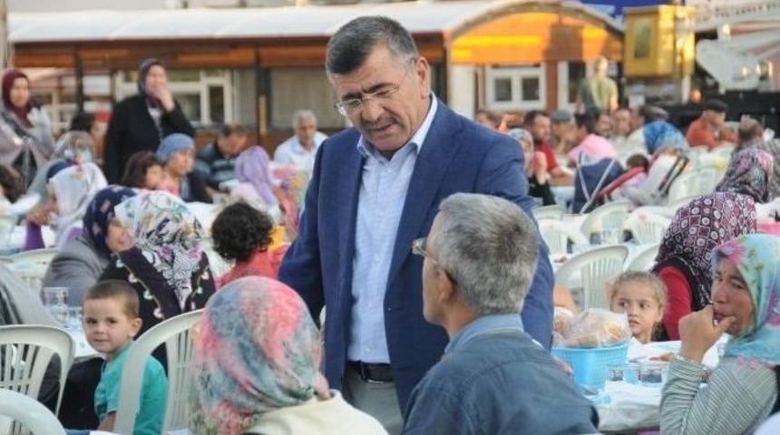 Niğdeliler Kent Meydanında İftar A&ccedil;tı