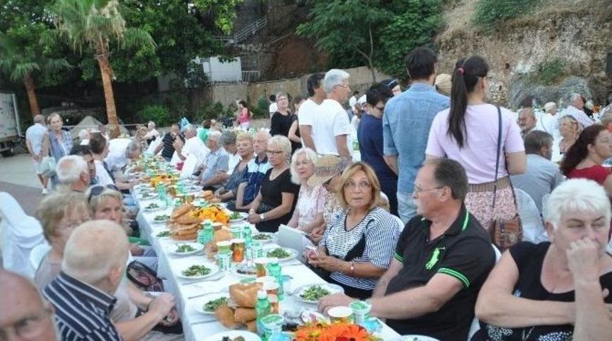 Alanyalılar &ldquo;iyilik Sofrası&rdquo;nda Buluştu