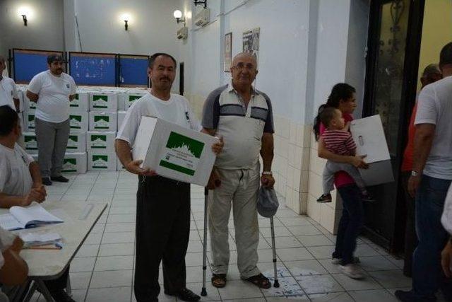 Osmaniye Belediyesi İhtiyaç Sahibi Vatandaşlara Gıda Yardım Paketi Dağıtıyor