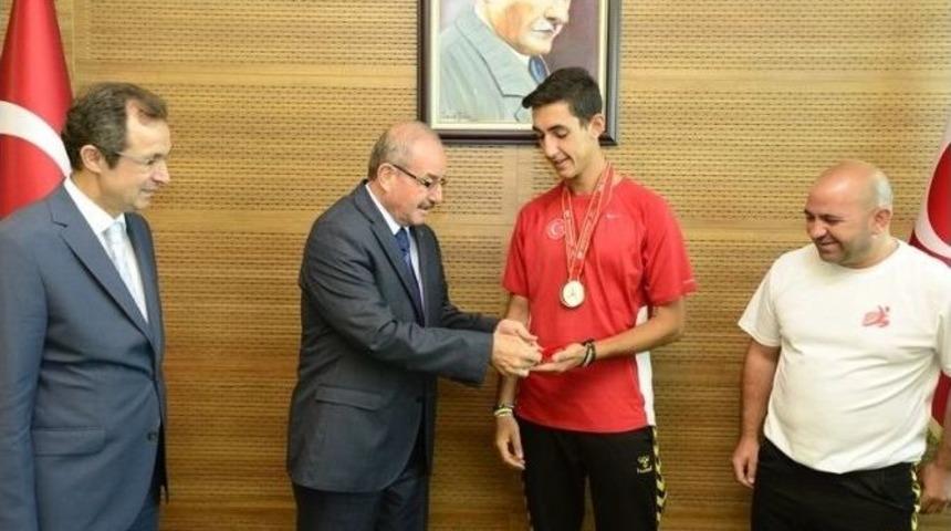 Vali Kocatepe&rsquo;den Gen&ccedil; Alperen&rsquo;e &Ouml;d&uuml;l