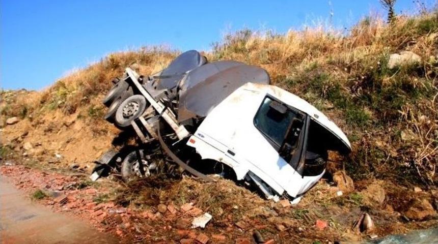 Freni Boşalan S&uuml;t Tankeri Devrildi