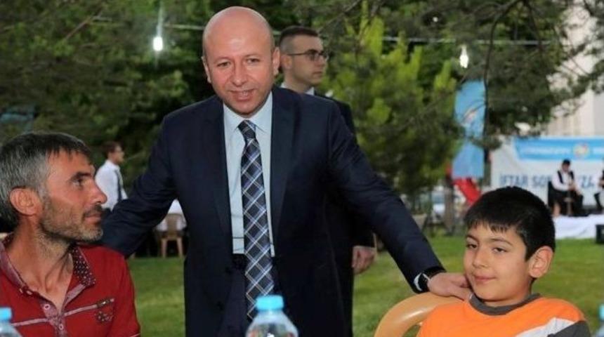 &Ccedil;olakbayrakdar, Saha Personeliyle İftar A&ccedil;tı