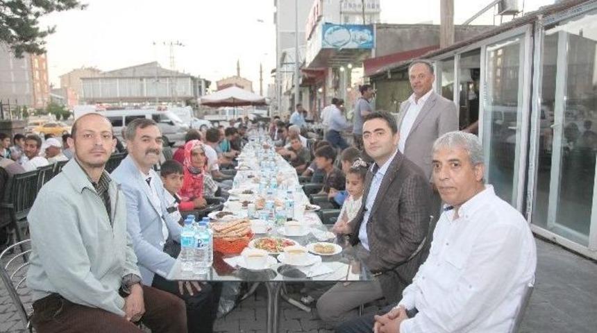 Yetim Ve &Ouml;ks&uuml;z &Ccedil;ocuklar İftar Yemeğinde Buluştu