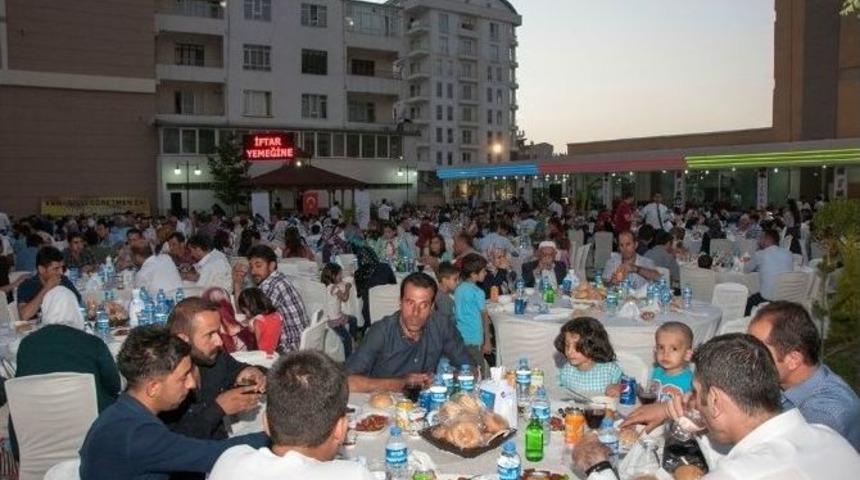 (d&uuml;zeltme) - Van Valiliği Vatandaşlar İ&ccedil;in İftar Yemeği Programı D&uuml;zenledi