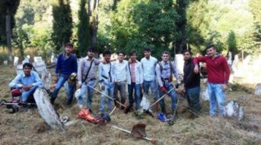 Askere Gidecek Gen&ccedil;lerin Mezarlık Temizleme Geleneği