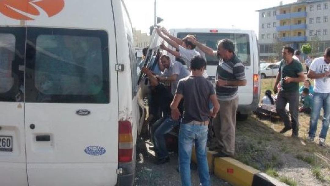 Kavşakta Işık Ihlali: 7'si &Ccedil;ocuk 16 Yaralı