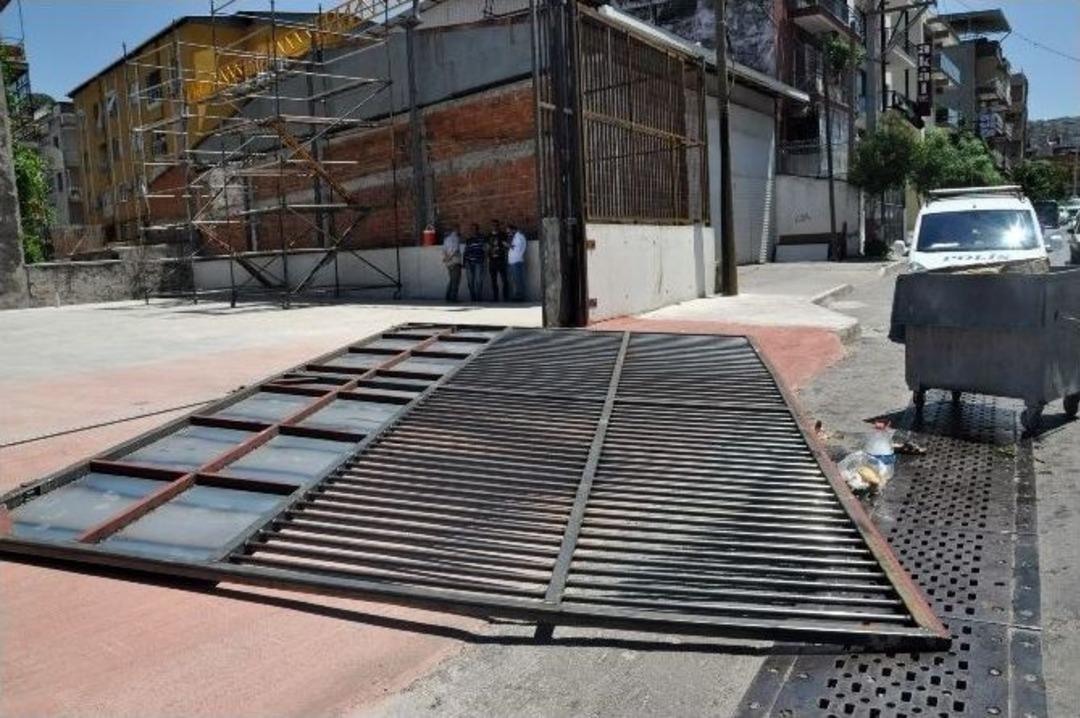 Yarım Tonluk Kapının Altında Can Verdi