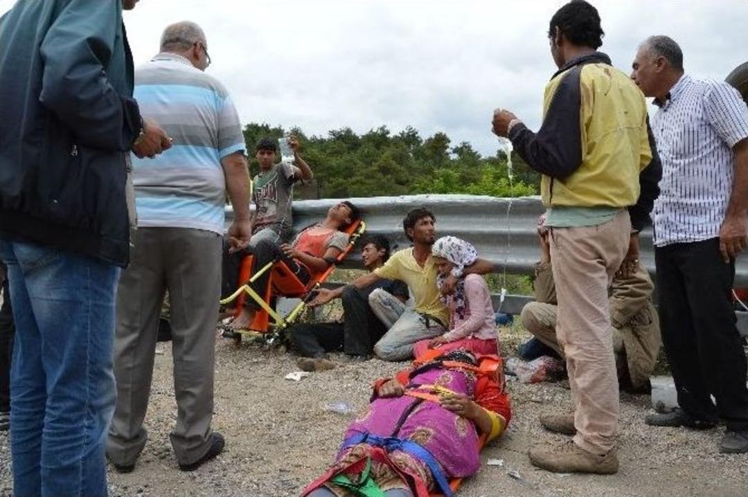 Tarım İş&ccedil;ilerini Taşıyan Minib&uuml;s Devrildi: 1 &Ouml;l&uuml;, 20 Yaralı