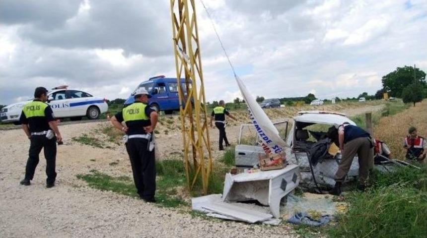 Deterjan Y&uuml;kl&uuml; Minib&uuml;s Tarlaya U&ccedil;tu: 1 Ağır Yaralı