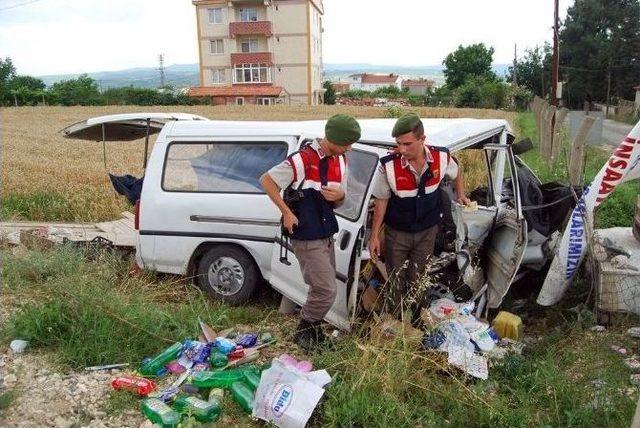 Deterjan Yüklü Minibüs Tarlaya Uçtu: 1 Ağır Yaralı