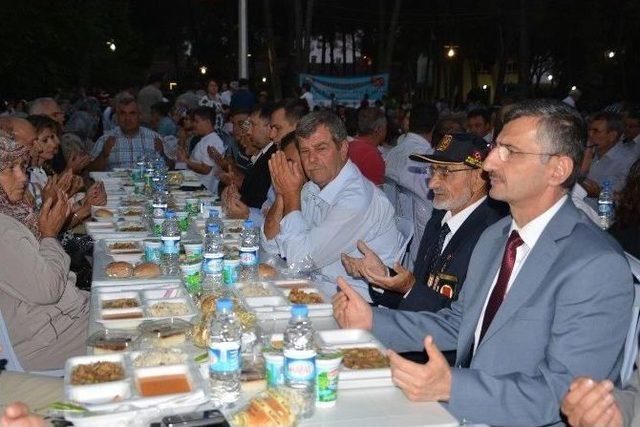 Vali Bektaş Orucunu Mütevelli’de Açtı