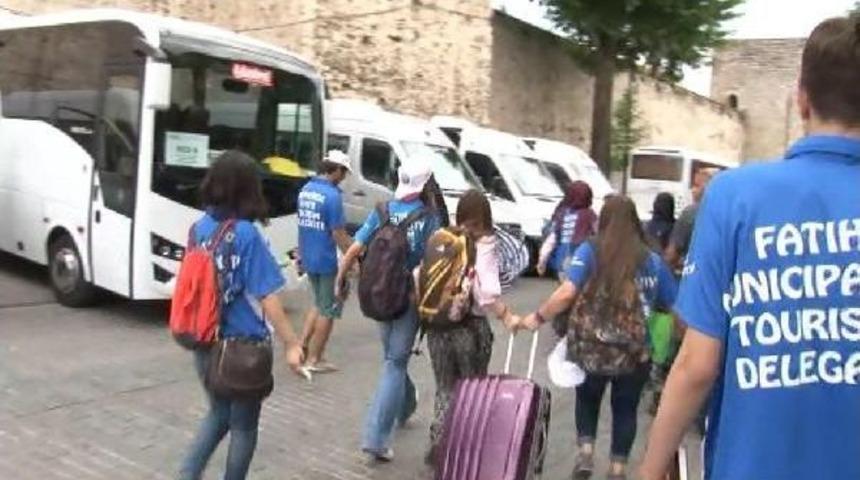 Sultanahmet'te &Ccedil;inli Sandıkları Koreli Turist Grubuna Saldırdılar