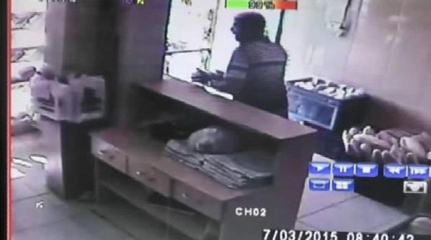 Fırındaki Sadaka Kutusunu &Ccedil;aldı