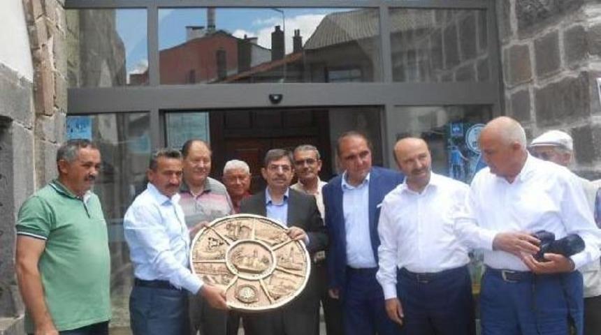 Bakan G&uuml;ll&uuml;ce: Bu &Uuml;lke H&uuml;k&uuml;metsiz Kalmaz