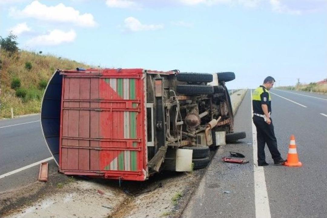 Tekirdağ&rsquo;da B&uuml;y&uuml;kbaş Y&uuml;kl&uuml; Kamyon Devrildi