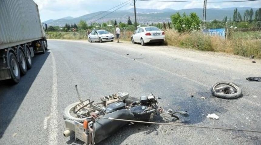 Motosikletle Otomobil &Ccedil;arpıştı: 1 Yaralı