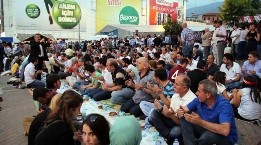 &Ccedil;in&rsquo;deki M&uuml;sl&uuml;man Zulm&uuml;ne Simitli İftar Protestosu