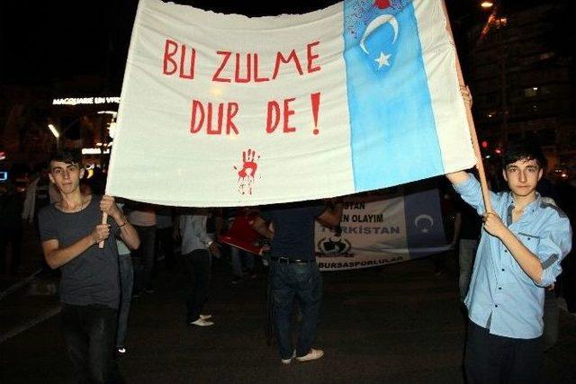 Çin’deki Müslüman Zulmüne Simitli İftar Protestosu