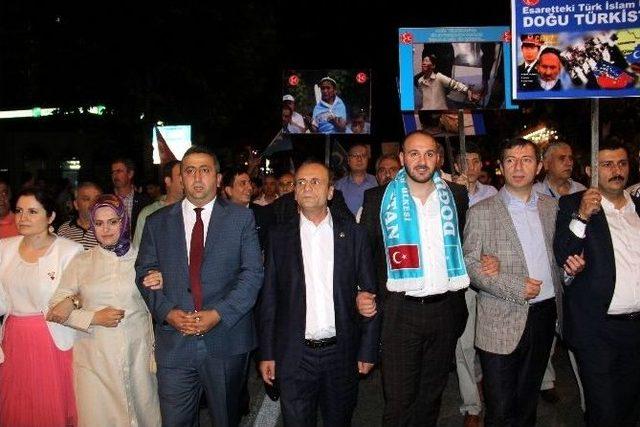 Çin’deki Müslüman Zulmüne Simitli İftar Protestosu