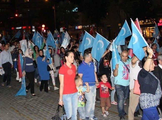 Çin’deki Müslüman Zulmüne Simitli İftar Protestosu