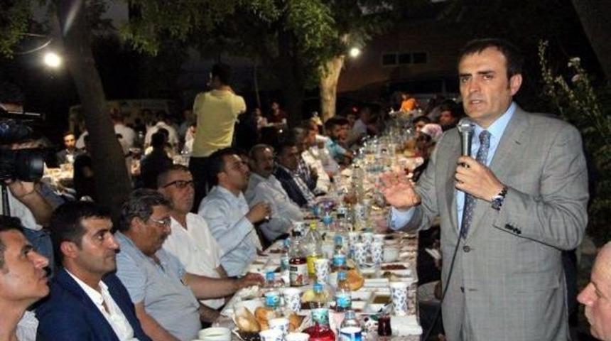 Ak Partili &Uuml;nal: Neden T&uuml;rkiye Ile Işid'i Aynı Karede G&ouml;stermeye &Ccedil;alışıyorlar