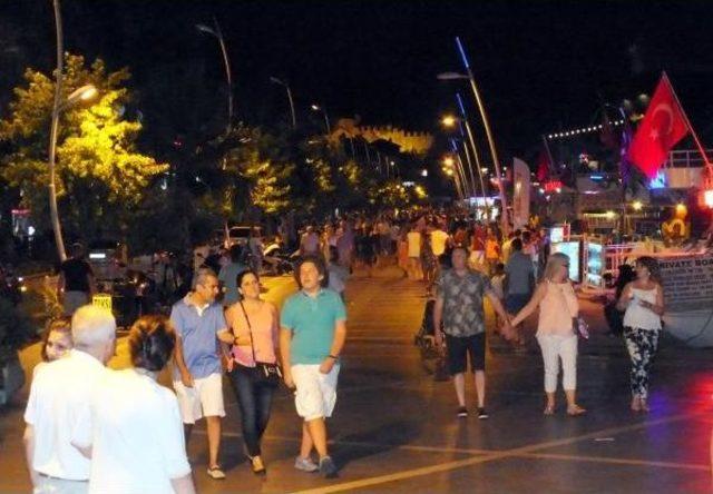 Marmaris Tatilcilerin Akınına Uğradı