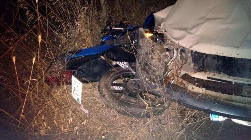 Otomobille &Ccedil;arpışan Motosikletteki 2 Gen&ccedil; Yaralandı