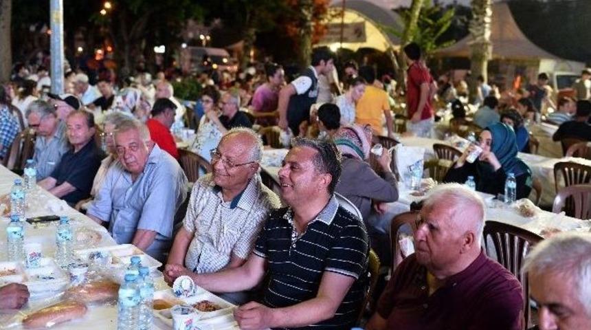Muratpaşa Belediyesi&rsquo;nden Sedir Mahallesi&rsquo;nde 2 Bin Kişiye İftar