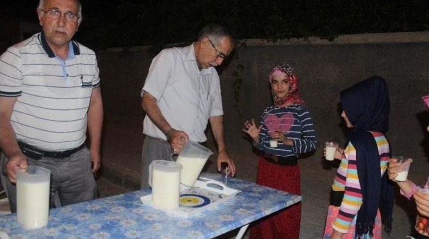 Karaman&rsquo;da 8 Yıldır Cemaate Teravih Sonrası Ballı S&uuml;t İkram Ediliyor