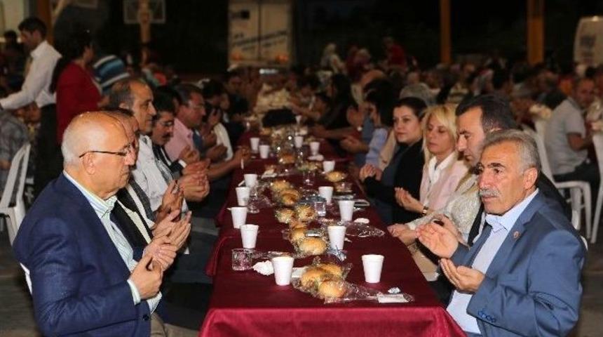 Yenimahalle&rsquo;de İftar Sofraları Kurulmaya Devam Ediyor