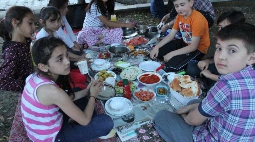 Mahallenin &Ccedil;ocukları İftarı Birlite Yaptı