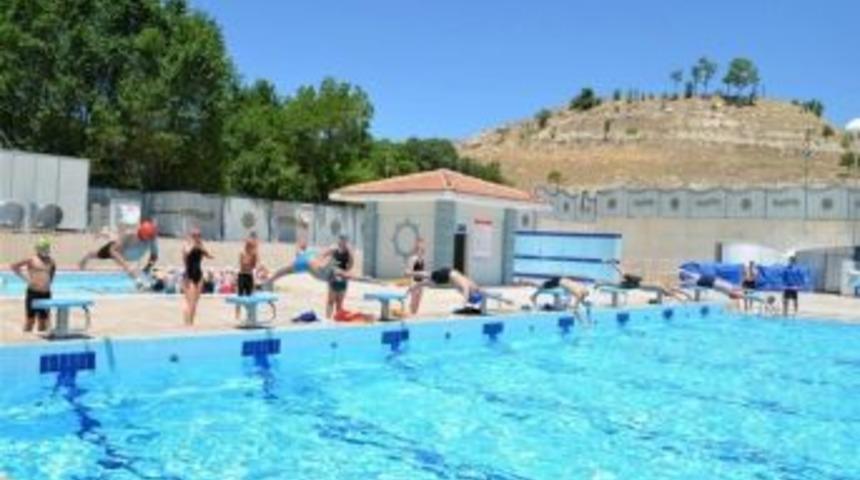 Olimpik Y&uuml;zme Havuzu Serinlemek İsteyenlerin Akınına Uğruyor