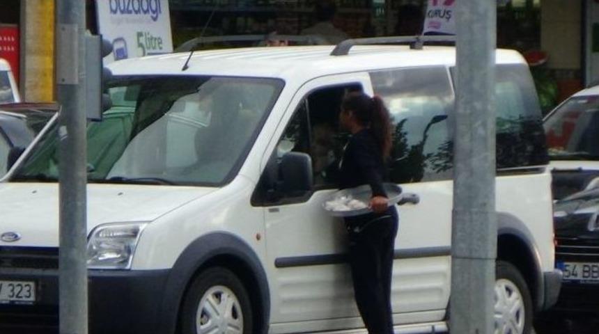 Trafikte Kaymak Satan &Ccedil;ocuklar Tehlike Sa&ccedil;ıyor